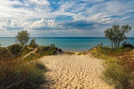 Spacious Upstairs 1Bed- Walking Distance To Beach Outlet Mall Michigan City Extérieur photo