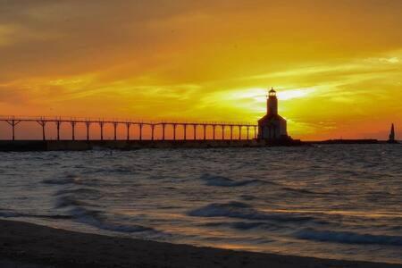 Spacious Upstairs 1Bed- Walking Distance To Beach Outlet Mall Michigan City Extérieur photo
